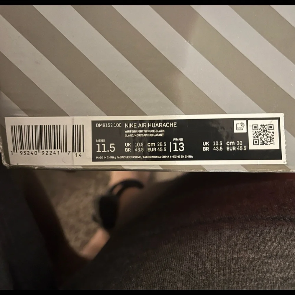 Nike peace love swoosh huaraches - Picture 2 of 5